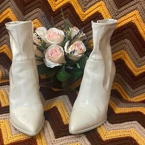 Chic White Heeled Boots for Stylish Outings